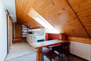 cocina con techo de madera y mesa de madera en Botanický dvor en Banská Štiavnica