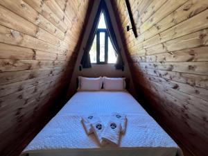 a bed in a small room with a window at Pavliani4rest - Luxury Cabins in Pávliani