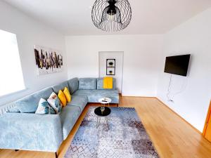 un soggiorno con divano blu e tappeto di Idyllische Wohnung mit Garten! a Bad Gleichenberg