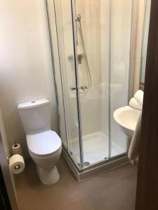 y baño con ducha, aseo y lavamanos. en Great location accommodation en St Paul's Bay