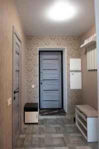 un pasillo con una puerta azul en una habitación en Академіка Корольова 20 1, en Cherkasy