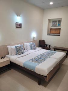 ein Schlafzimmer mit einem großen Bett in einem Zimmer in der Unterkunft Hotel Ranjeet in Agra