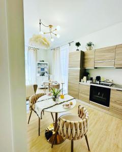 a kitchen and living room with a table and chairs at Nontiscordardime in Orsogna