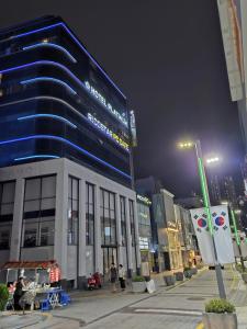 un gran edificio en una ciudad por la noche en Busan Platinum Hotel Nampo, en Busan