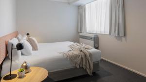 Postel nebo postele na pokoji v ubytování Oaks Perth Hotel