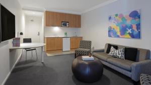 Kuchyň nebo kuchyňský kout v ubytování Oaks Perth Hotel