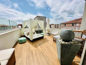 a balcony with a hammock and a chair on a balcony at Nontiscordardime in Orsogna