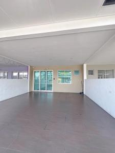 ein leeres Zimmer mit einem großen Zimmer mit weißen Wänden in der Unterkunft Aidee Homestay Taman Ria Height in Tawau