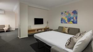 TV a/nebo společenská místnost v ubytování Oaks Perth Hotel
