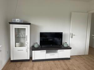 TV a/nebo společenská místnost v ubytování Landhaus Grootheide