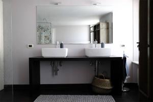 uma casa de banho com 2 lavatórios e um espelho em Esclusiva Casa indipendente in Centro em Udine