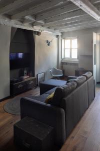 - un salon avec deux canapés et une télévision dans l'établissement Esclusiva Casa indipendente in Centro, à Udine