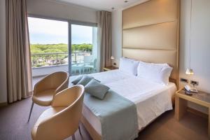 Hotel Delle Nazioni في لينانو سابيادورو: غرفه فندقيه بسرير وشرفه