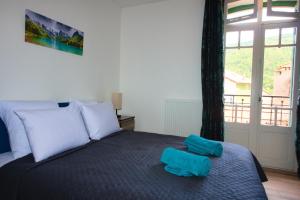 a bedroom with a bed with two towels on it at Tres Vents del Roser - grand appartement in Prats-de-Mollo-la-Preste