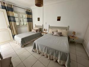 Hotel Dar Al Madina في المهدية: غرفة نوم بسريرين في غرفة