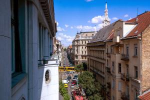 - Vistas a una calle de la ciudad desde un edificio en Exclusive Dohany Apartment With Balcony next to the New York Café en Budapest