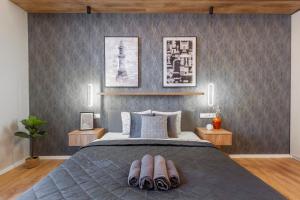 1 dormitorio con 1 cama con 2 almohadas en Exclusive Dohany Apartment With Balcony next to the New York Café en Budapest
