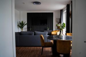 a living room with a couch and a table at JUNIK Apartments im Stadtzentrum in Duisburg