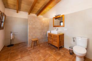 Koupelna v ubytování Finca Can Hostalet + 22 fotografií