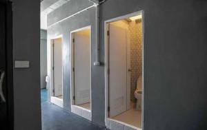 een rij spiegels in een badkamer met een toilet bij OYO 75440 Nara Hostel in Bangkok