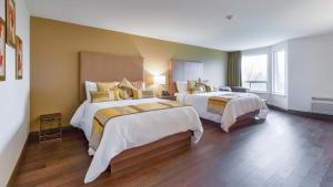 a hotel room with two beds in a room at Northumberland Heights Wellness Retreat & Spa in Cobourg +110 photos