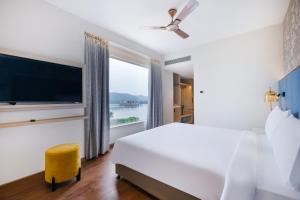 Postel nebo postele na pokoji v ubytování 7 Apple Hotel Jal Mahal, Jaipur