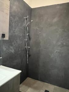 bagno con doccia a parete di Il Paese dei Balocchi ad Alezio