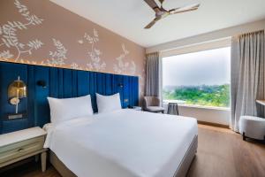 Postel nebo postele na pokoji v ubytování 7 Apple Hotel Jal Mahal, Jaipur