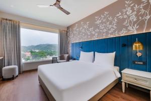 Postel nebo postele na pokoji v ubytování 7 Apple Hotel Jal Mahal, Jaipur