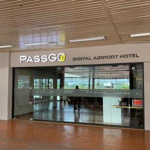PassGo Digital Airport Terminal 2 Soekarno Hatta في Rawabagol: شخص واقف امام فندق المطار