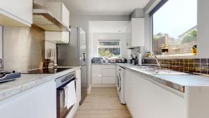 Kuchyň nebo kuchyňský kout v ubytování Valley Rd Nottingham, 5 Beds Detached Home - Long stays welcome for families, professionals & contractors