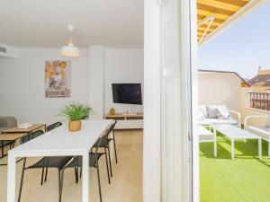 - une salle à manger et un salon avec une table et des chaises dans l'établissement Cubo's Araucaria Dream's Penthouse, à Alhaurín el Grande
