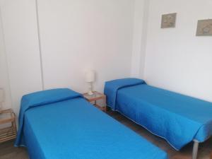 A bed or beds in a room at Casa Piccola - Appartamento 1 fila mare con splendida terrazza