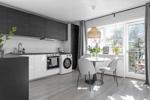 Dapur atau dapur kecil di Venture Vacation - Cozy and Central Apartment