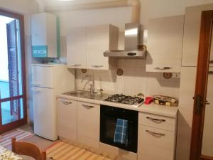 A kitchen or kitchenette at Casa Piccola - Appartamento 1 fila mare con splendida terrazza