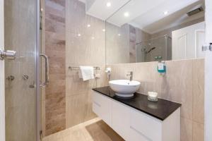 a bathroom with a sink and a shower at Adelaide Granada Motor Inn in Adelaide +31 photos