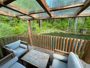 een afgeschermde veranda met 2 stoelen en een tafel bij EuroParcs Wörthersee in Schiefling am See