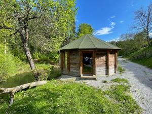 um pequeno edifício de madeira no meio de uma estrada em EuroParcs Wörthersee em Schiefling am See