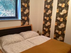 a bedroom with a bed and a window with flowers at Urlaub am Bauernhof - Zettlerhof Apartment 