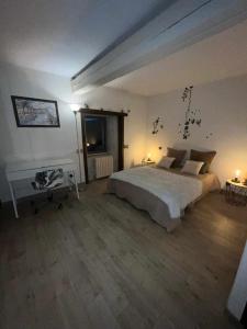 - une chambre avec un lit, une table et une fenêtre dans l'établissement chambre d'hôtes le moulin d'âne niort, à Niort