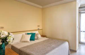 A bed or beds in a room at Hotel Mondial