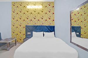 Een bed of bedden in een kamer bij Flagship Hotel Sai Anant