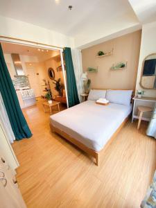1 dormitorio con 1 cama blanca grande en una habitación en 1bedroom Suite near Airport en Manila