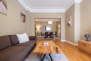 Posezení v ubytování Stunning Luxury 3 Bedroom Apt in the Heart of Town