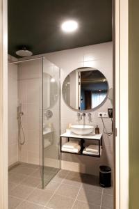 een badkamer met een wastafel en een spiegel bij Wapen van Hengelo Residence Suites - digital key by email in Hengelo