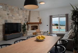 ein Wohnzimmer mit einem Tisch und einer Obstschale darauf in der Unterkunft NEW! Stone Villa Olim Civitas with 3 bedrooms, private pool, and sea views in Škrip