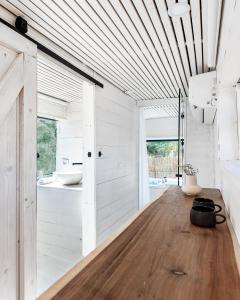 a room with white walls and a wooden floor at Leobus-לאו באס in Menaẖemya