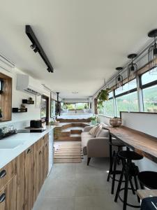 an open kitchen and living room in a house at Leobus-לאו באס in Menaẖemya