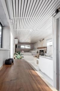a large living room with a wooden ceiling at Leobus-לאו באס in Menaẖemya