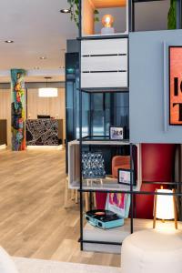 een kantoor met een bureau en een plank met items bij IntercityHotel Wien in Wenen